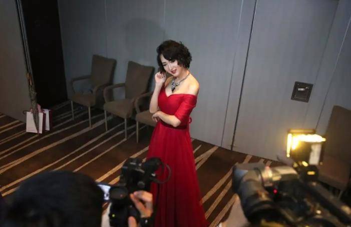 原创2005年刘霆背母求学10年后变性为女生当选国际选美女郎