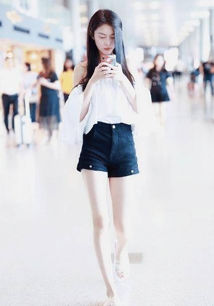 原创傅菁害怕鞋底会掉用透明胶布粘在脚上要是我早就仍了