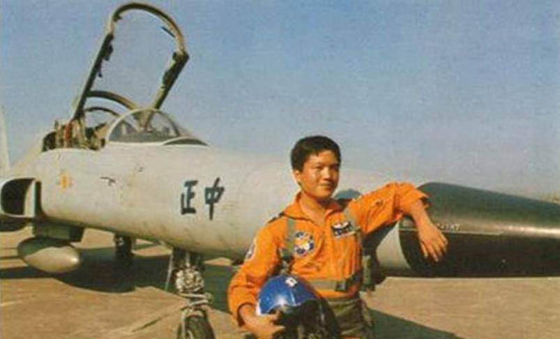 黄植诚:驾百万战机回大陆,获65万奖金,娶空姐为妻_王牌飞行员_空军