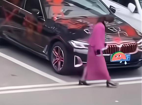 原创新车被女子喷漆男子我要告她一个有情一个无意