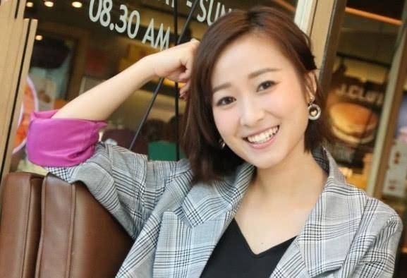 最为人熟悉的,就是在周星驰电影《幸运一条龙》中,饰演小芬女