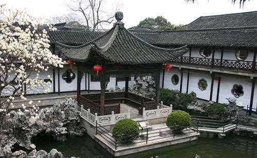 何园被誉为"晚清第一园",相比于个园,这里的人并没有那么多,但是这里