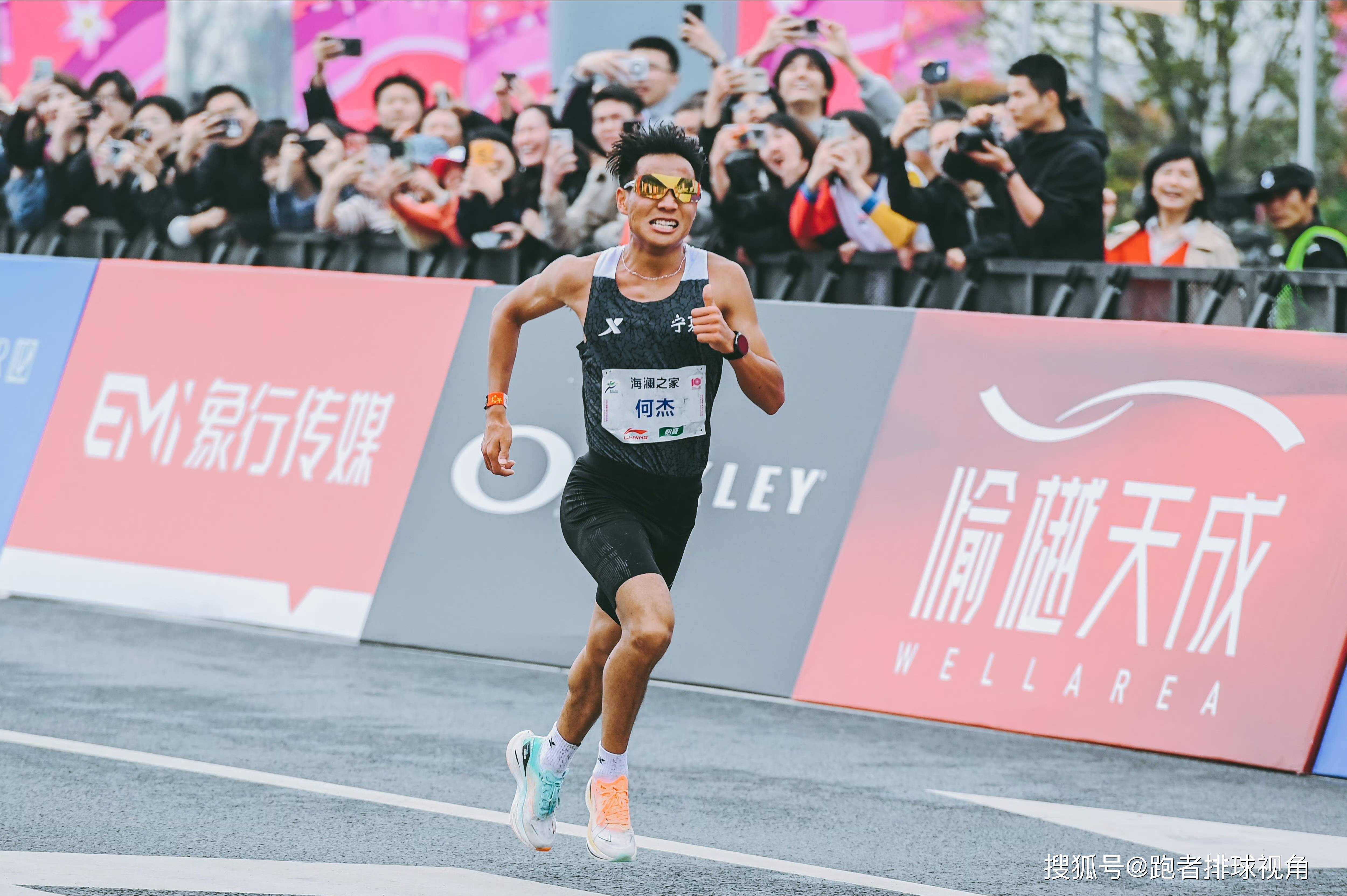 何杰创造新纪录,中国马拉松进入206时代,霸气发言让人振奋人心_杨邵辉