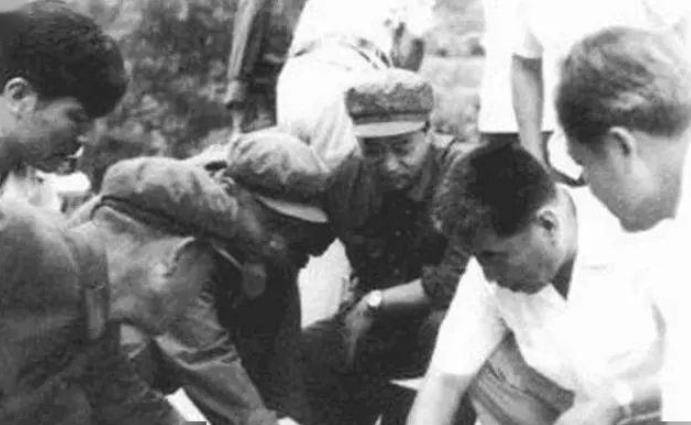 原创1983年东北二王逃窜6省被击毙时瘦骨嶙峋胃里空空如也