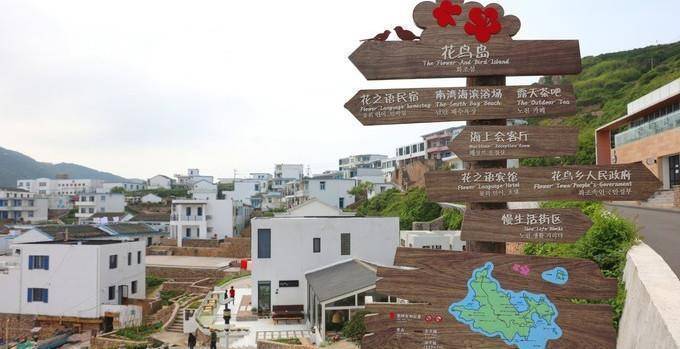 5米高,灯塔的样式比较简单,以藏蓝,白为主色调,下身为白色,上部为黑色