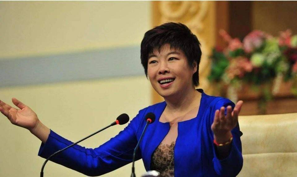 原创被学生轰下台的于丹现状如何跌落神坛的日子里丈夫这样做