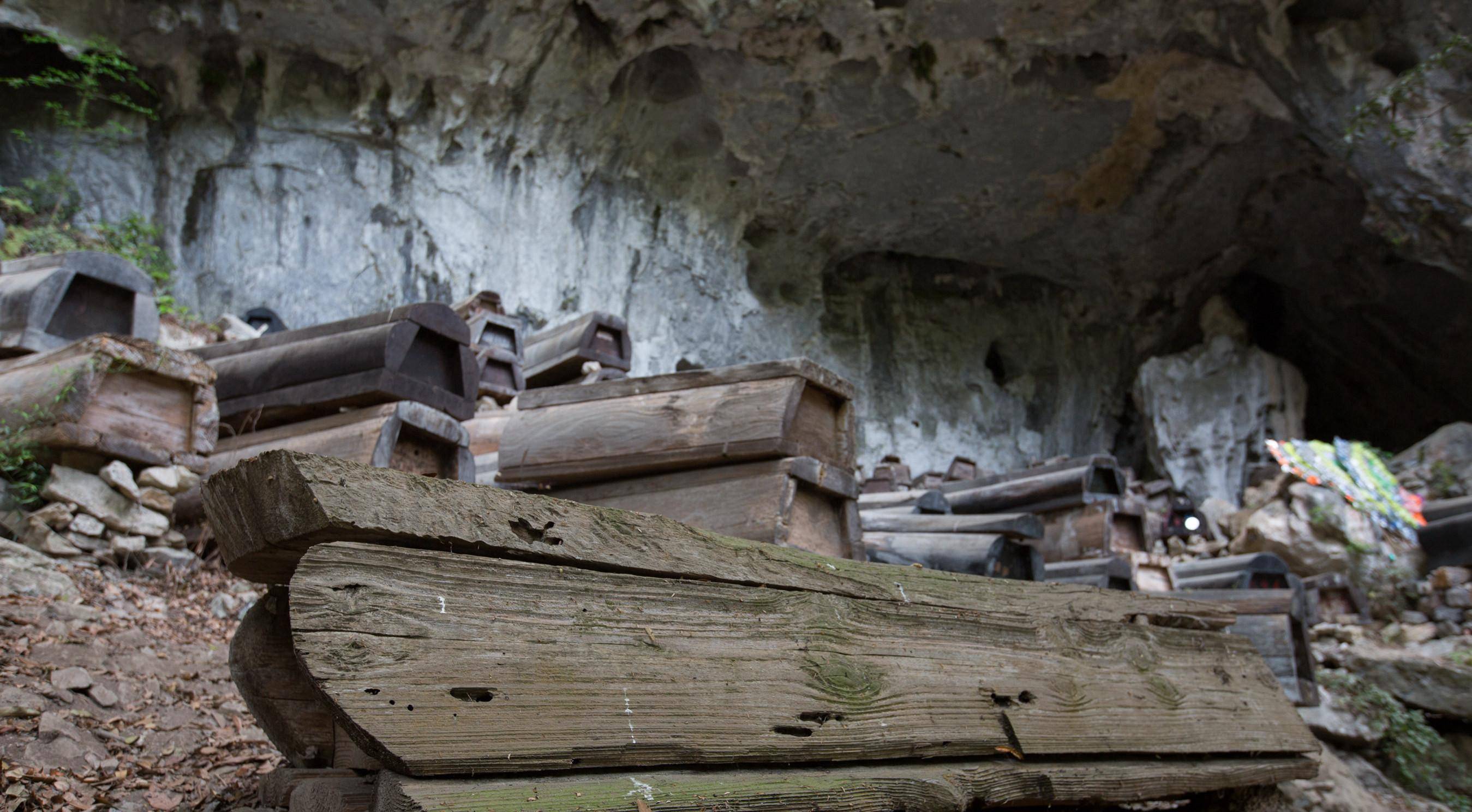 原创为守护567具棺材贵州大爷白天搬砖晚上住洞穴月薪只有三百