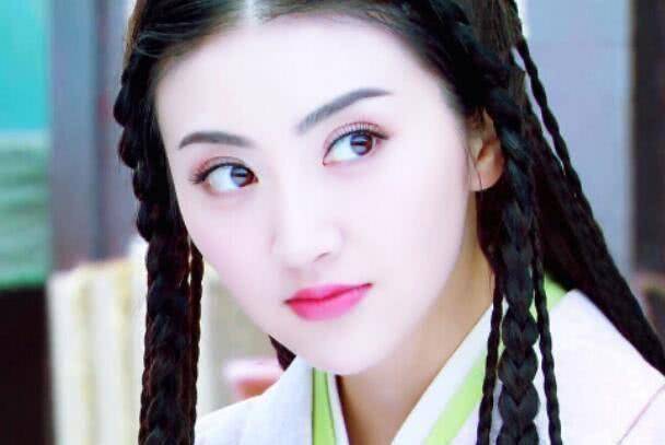 中,张馨予出演刘萱一角,一袭白衣古装,搭配精致的编发,美得动人心魄