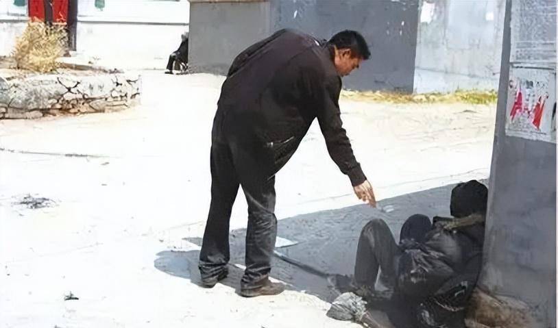 原创北大高材生马骏炒期货亏400万母亲卖房还债流落街头卖气球