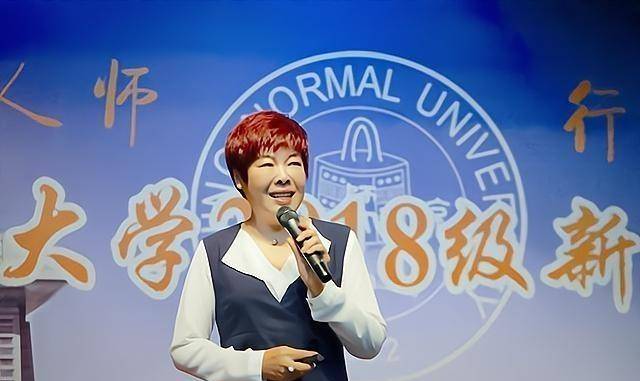 原创被学生轰下台的于丹现状如何跌落神坛的日子里丈夫这样做