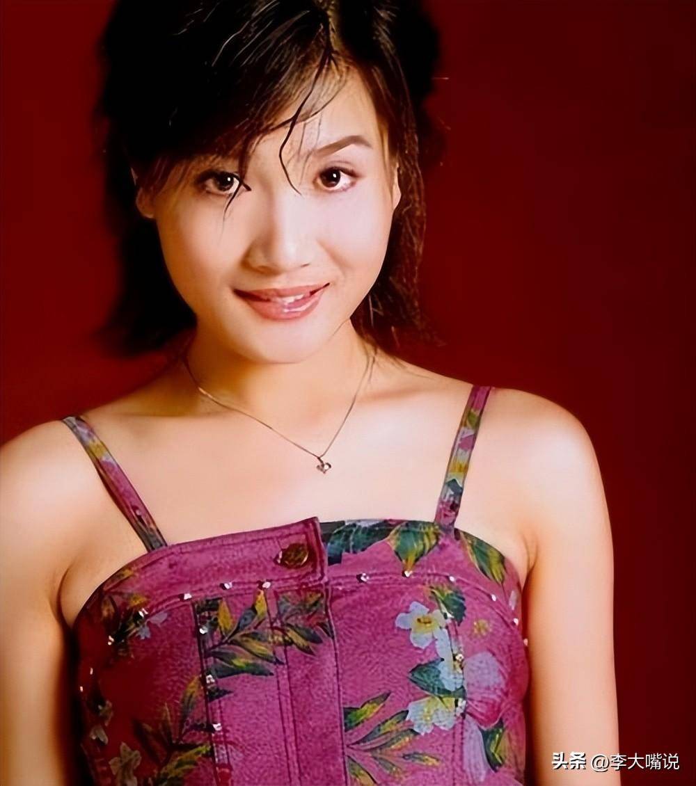 离婚后只字不提前夫侯勇,与女儿患难与共,现在45岁如冻龄少女_潘雨辰