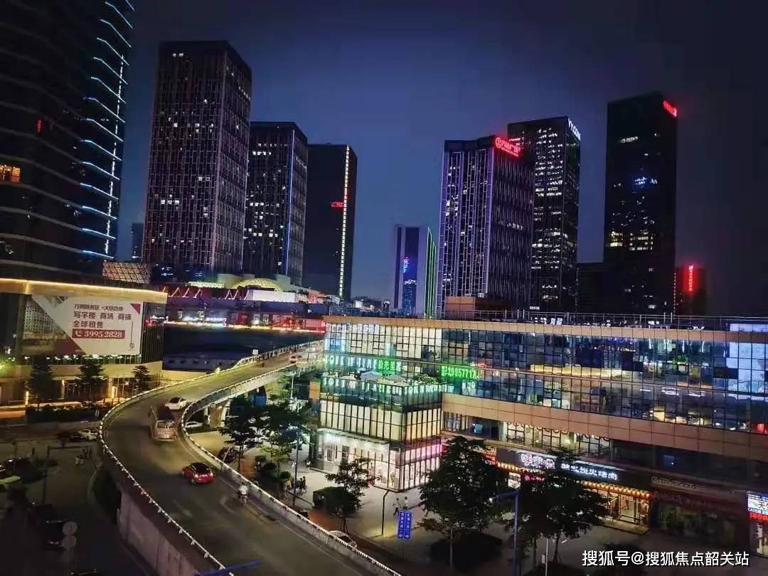 海日本料理,四海一家等一众高端餐饮;好友小聚,星巴克,繁华酒吧街等