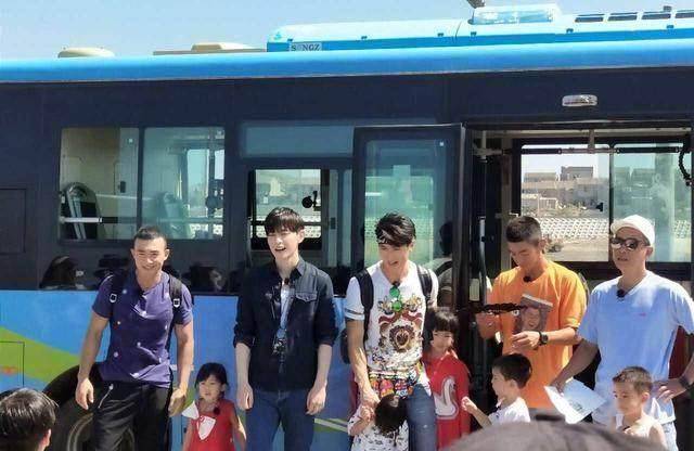 几位爸爸齐齐露面,从左到右分别是:刘畊宏和女儿泡芙,实习爸爸邓伦