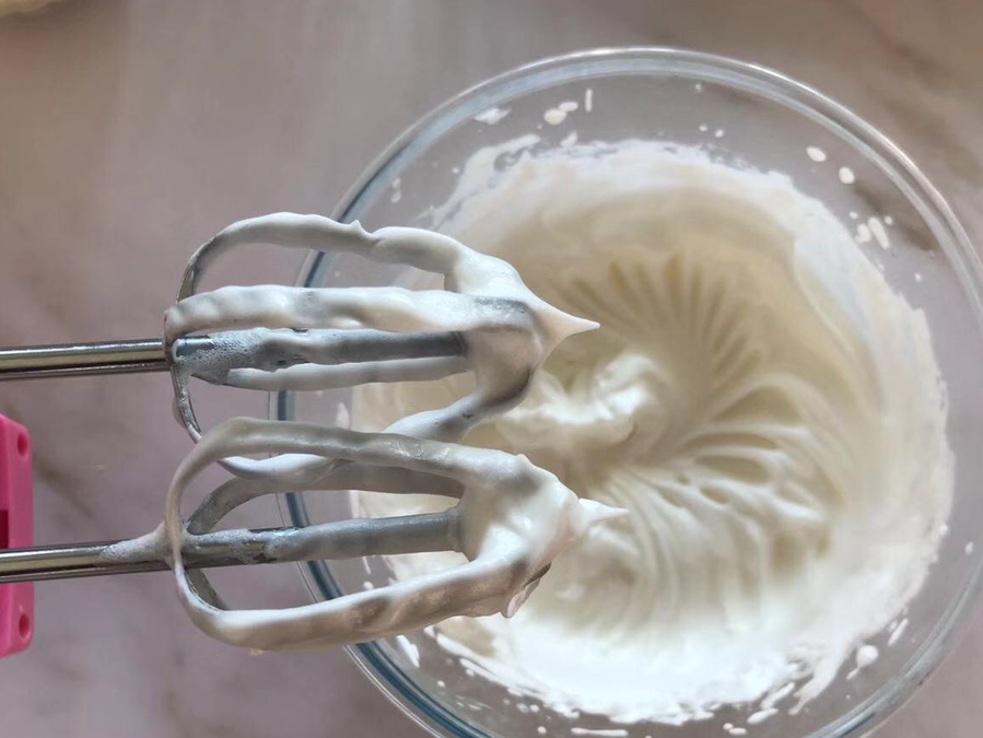 一只手使用刮刀翻拌,避免顺着一个方向搅拌,会消泡8