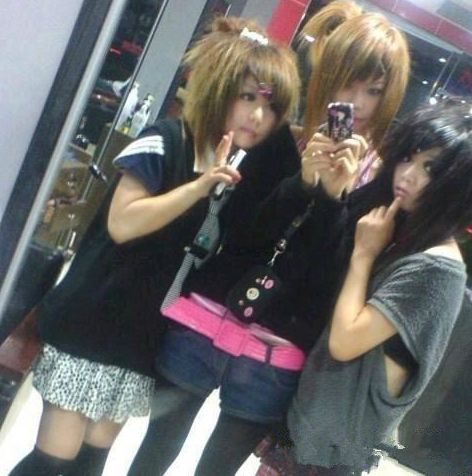 而洗剪吹,负责了杀马特女生的造型