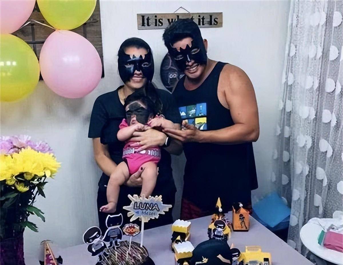 要去掉额头上的绷带了,露娜的妈妈小心翼翼的拆开露娜额头上的纱布