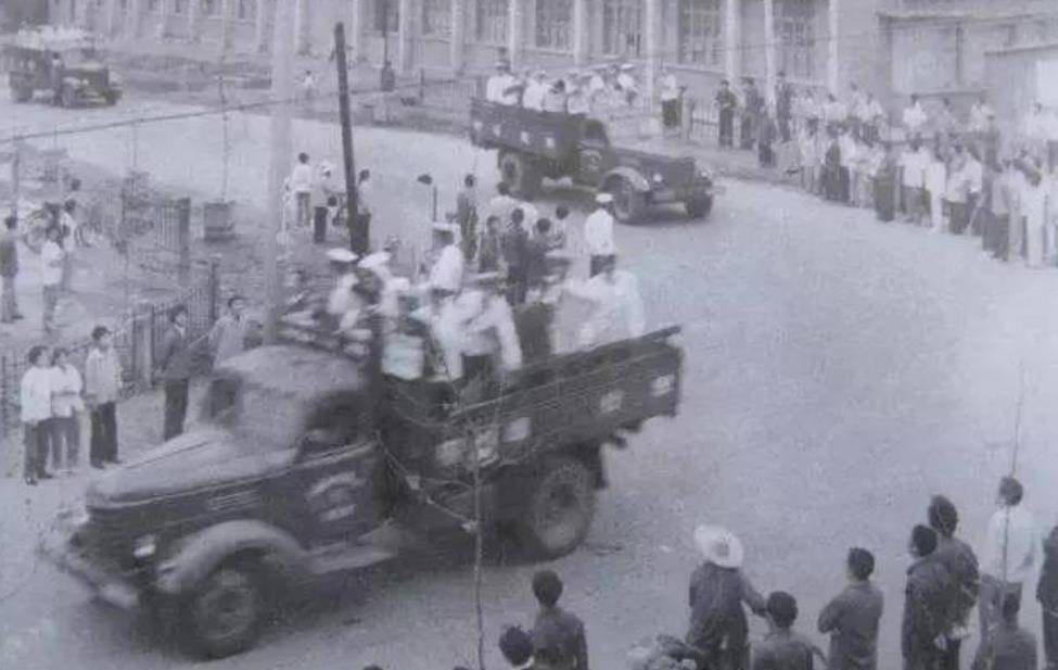 原创1983年东北二王逃窜6省被击毙时瘦骨嶙峋胃里空空如也