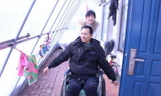 原创瘫痪作家袁存泉用嘴写出200万字文学作品爱心捐助150余万元