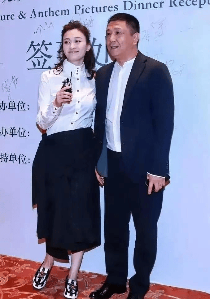 48岁人间尤物李小冉吃饭时却遇假粉丝表白最喜欢看你的小时代
