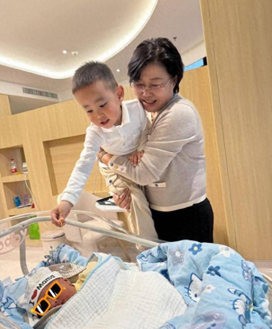 原创恭喜女排34岁世界冠军曾春蕾生二胎微笑女神高富帅丈夫好体贴