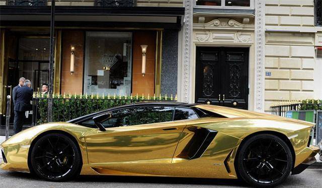 基·本·阿卜杜将自己用黄金打造的兰博基尼开上了伦敦街头……另外