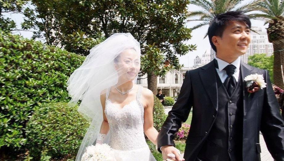 他曾是最帅老师娶大6岁妻子看到老婆照片原来这么低调