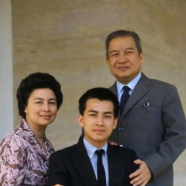 原创西哈莫尼国王有多帅20岁清秀如贾宝玉50岁俊美如唐僧