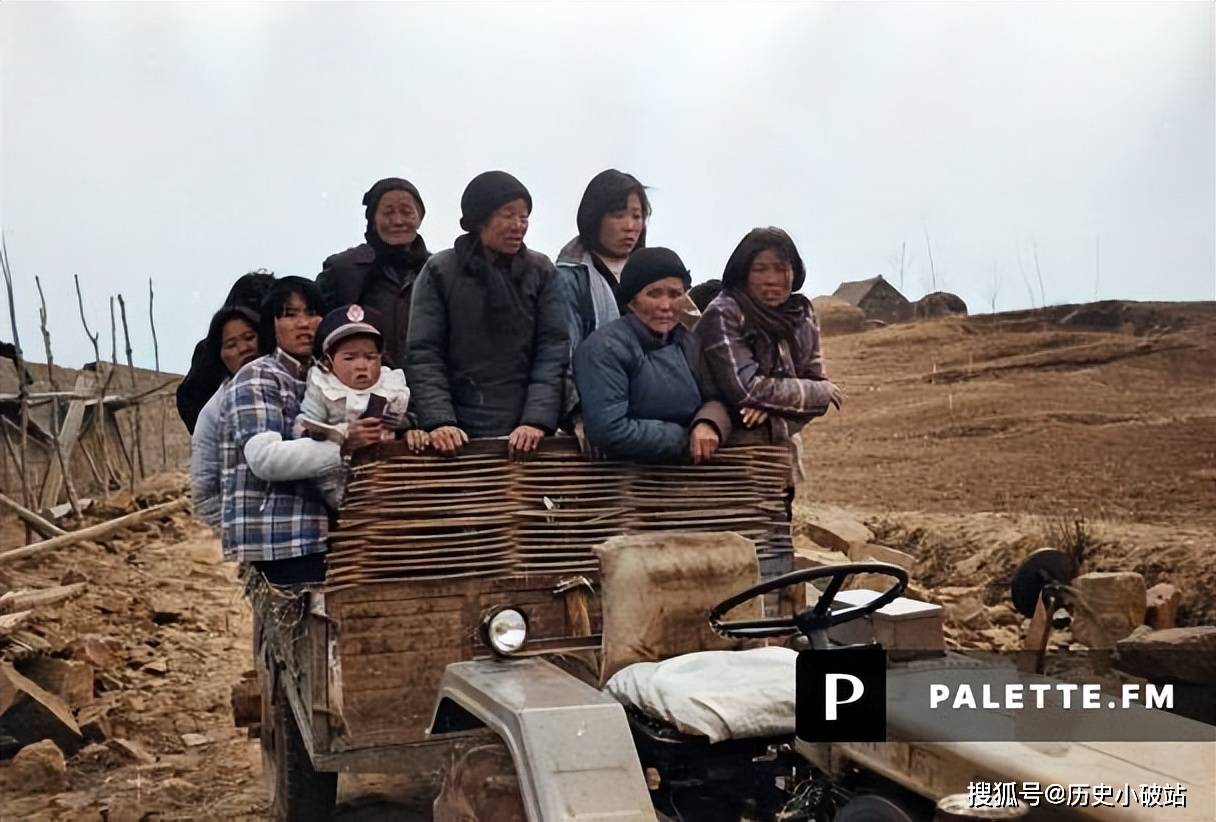 原创7080年代拖拉机老照片铁牛替代耕牛拖拉机助力农村生产队