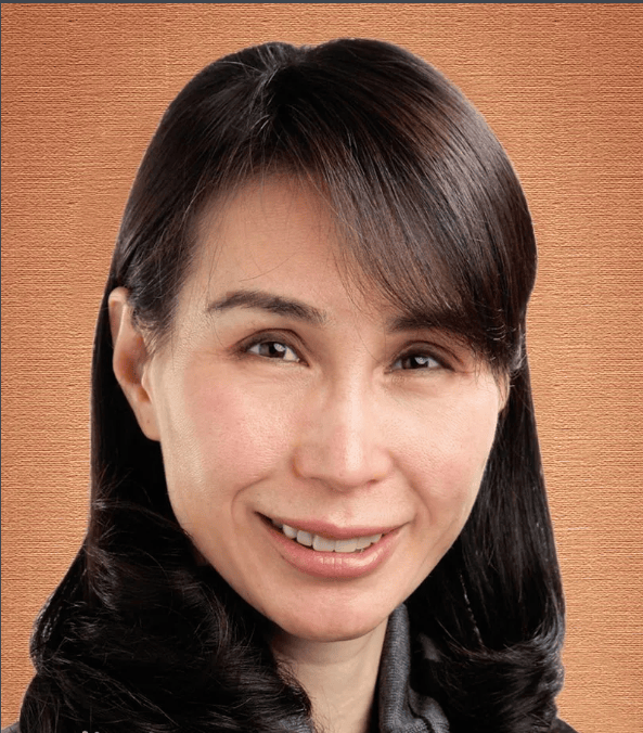 原创笑懵了赌王一家亮相何超凤吓人奚梦瑶穿拖鞋何超欣木讷像ai脸