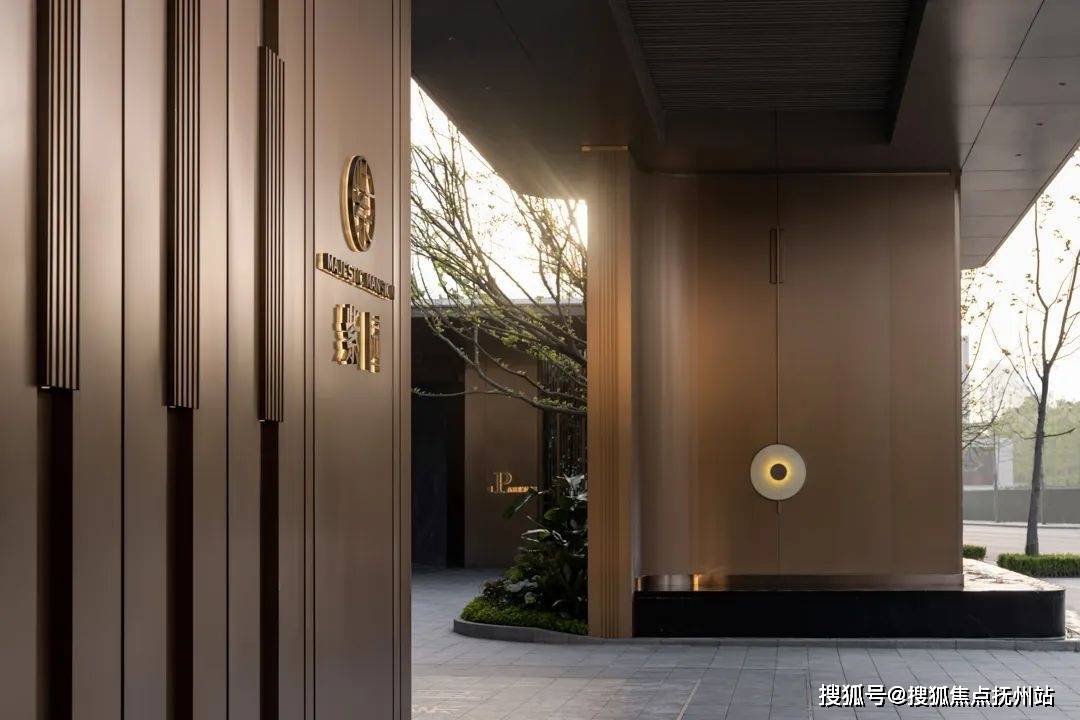 宽约55米的金顶门楼与高约6米的气派门头给予归家最尊崇的守护.