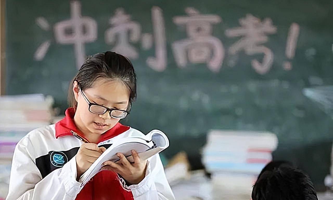 2020年高考湖南考生兴奋冲出考场跳一字马后来考了多少分