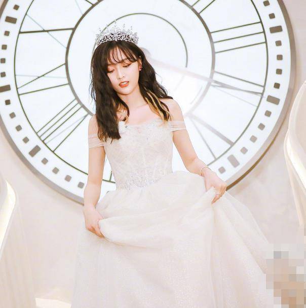 原创火箭少女穿婚纱孟美岐气质复古吴宣仪美成仙女就杨超越风格大变