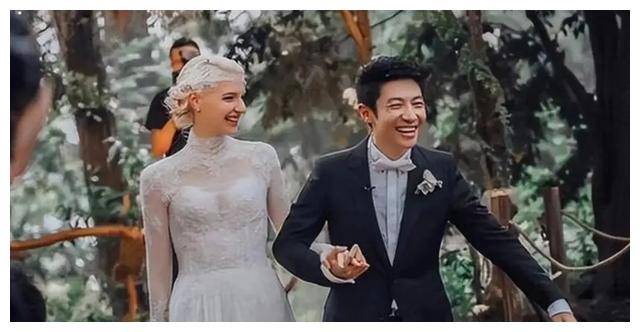 撒贝宁携妻子穿上汉服演绎红色襦裙美艳风姿气质古典飘逸