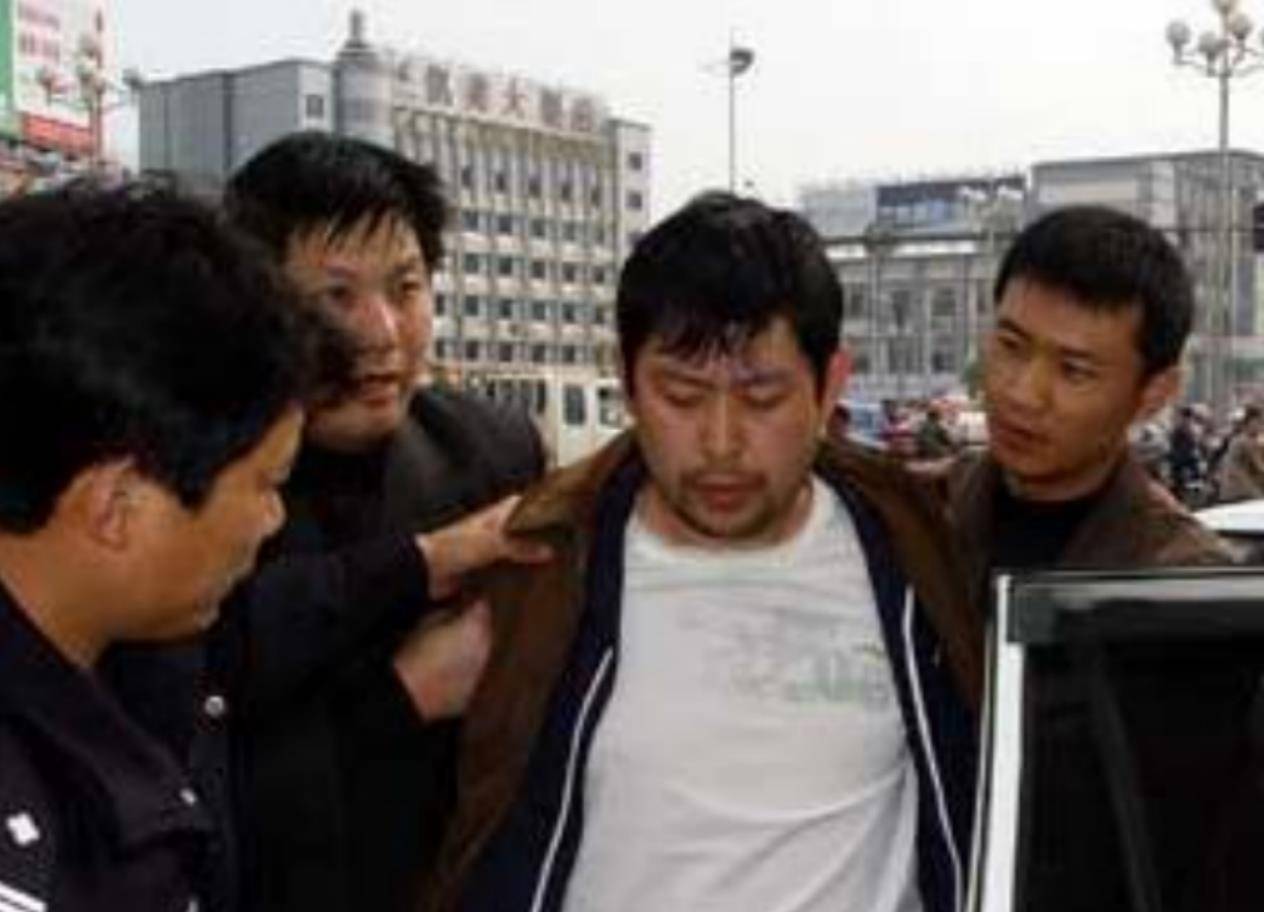 他们一直在向张强灌输彩票能挣大钱的理论,并且举出了很多中奖案例.