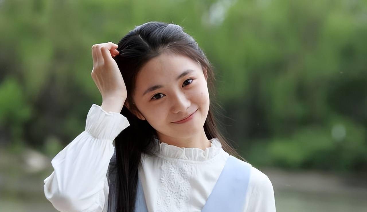 刘浩存16岁被张导选中,看到她出道前的照片,瞬间被治愈了