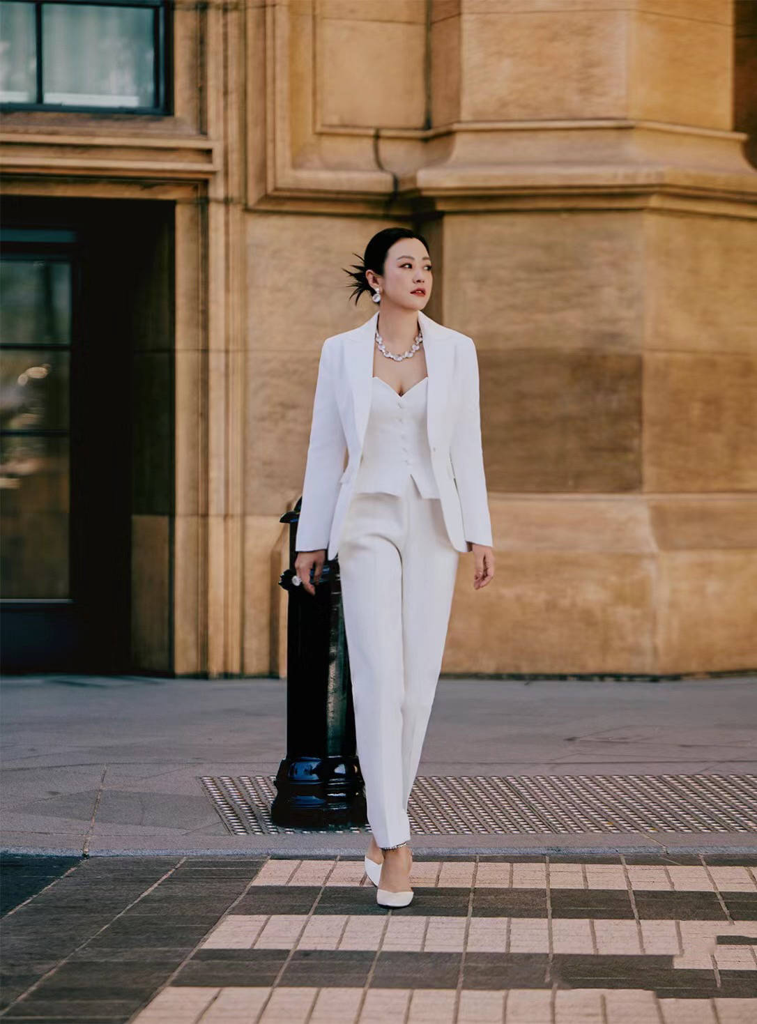 45岁郝蕾身材真丰腴穿抹胸马甲西装外套美出新高度