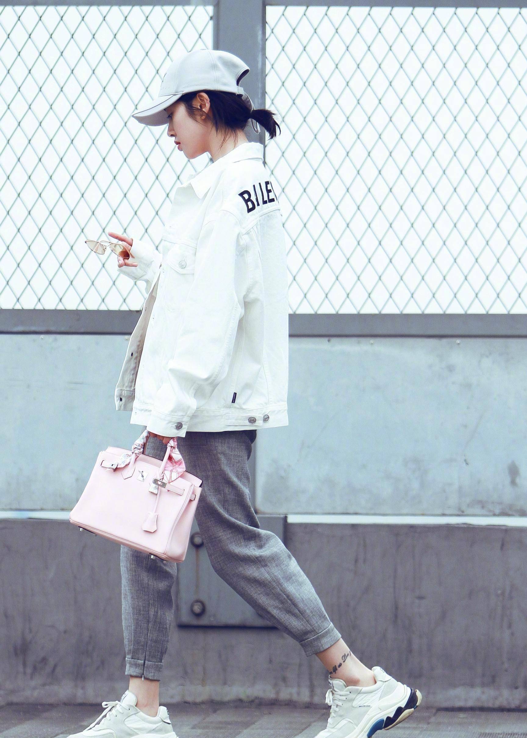 运动鞋尽显运动风,青春有活力的搭配就是这套了.