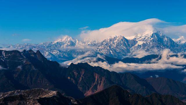 挺拔巍峨高山图片图片