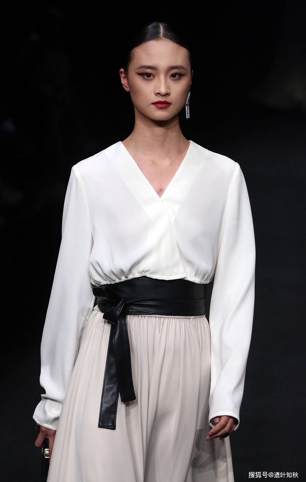 设计师魏丹携山从云2024秋冬系列开合登陆中国国际时装周