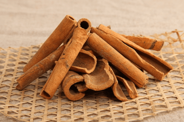 肉桂是一种常见的香料,它不仅在烹饪中被广泛使用,还具有许多药用价值