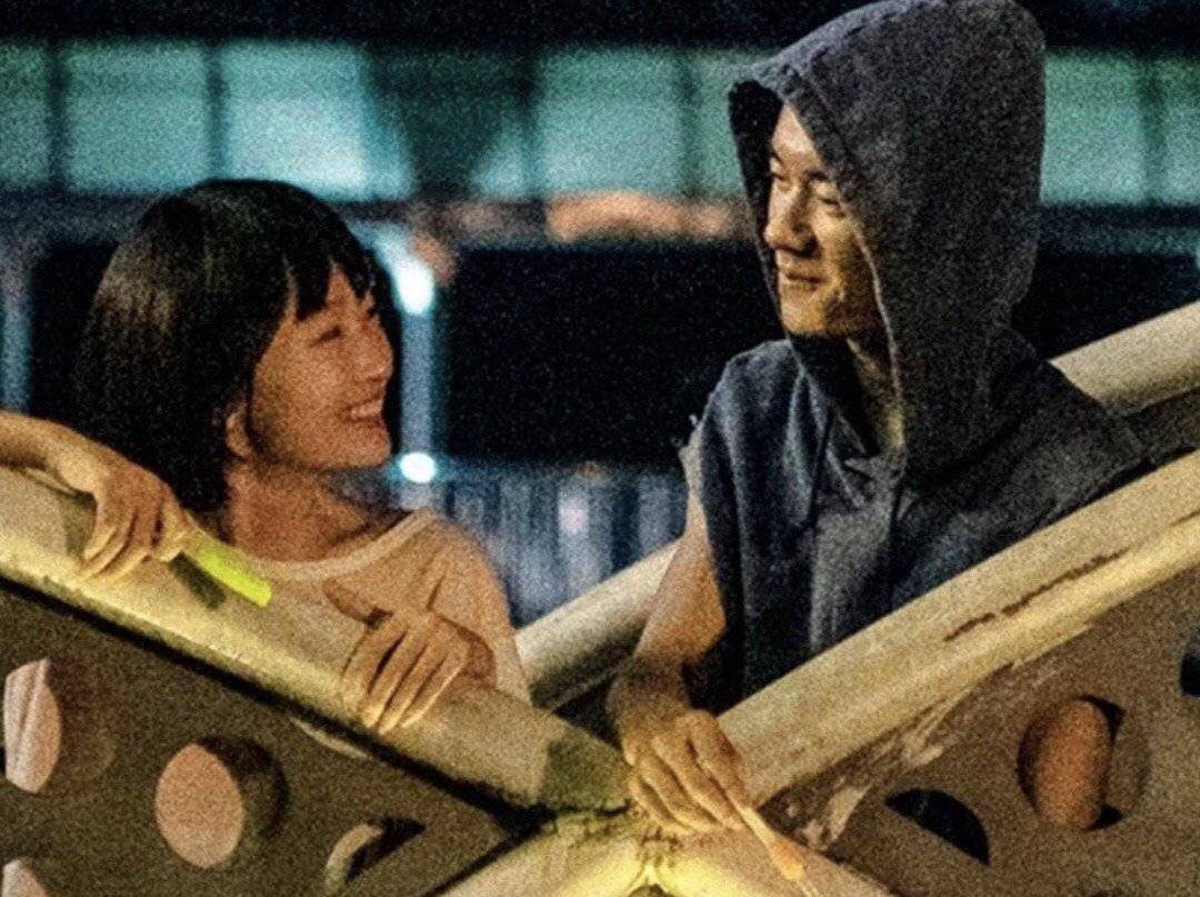 易烊千玺献出了自己的银屏初吻,在被问道:"与周冬雨拍吻戏什么感觉?
