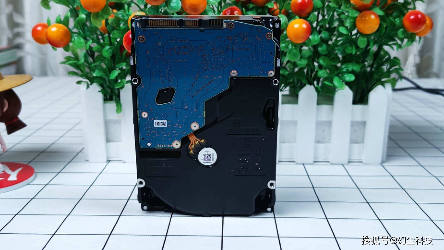 东芝企业级机械硬盘有多强18t容量东芝mg09aca18te开箱小测