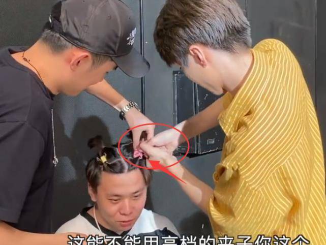 原创王俊凯为小马哥扎头发谁注意他手里的发卡原谅我没见过世面