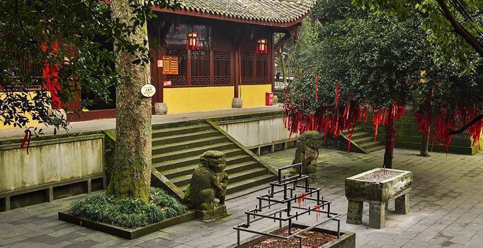 气势很是豪迈,其一面最上方刻有"敕渝"二字,下方刻有"缙云胜境"四字