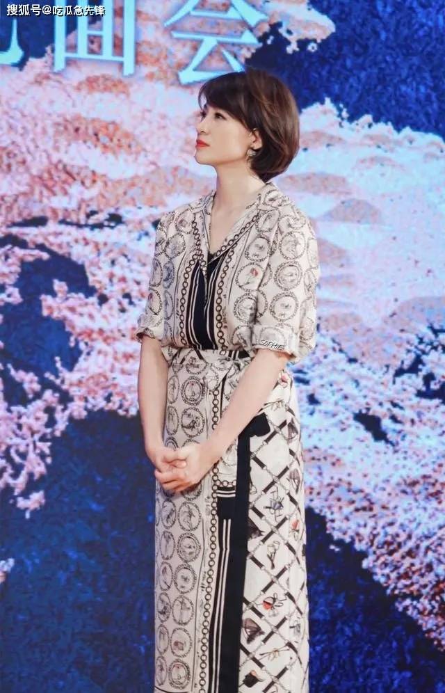 董卿吃路边摊真接地气穿风衣丝巾九分裤50岁美出新高度