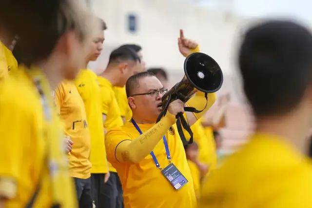 广州豹中乙首胜难忘第十二人摄影师镜头下的球迷风采
