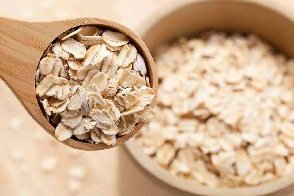 一,燕麦的功效1,减肥降糖燕麦片中糖分和热量较低,经常食用对糖尿病