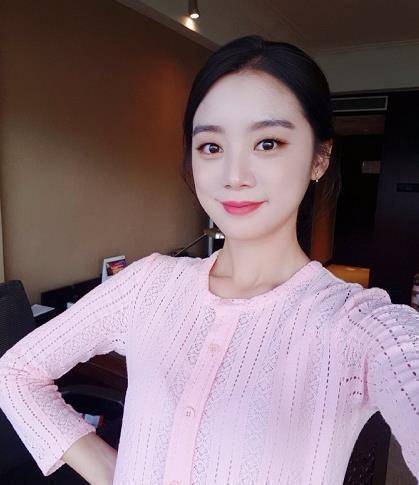 除了李嘉铭和刘泳希这对公开恋情,并且准备秀出备婚经过以外,又有一位