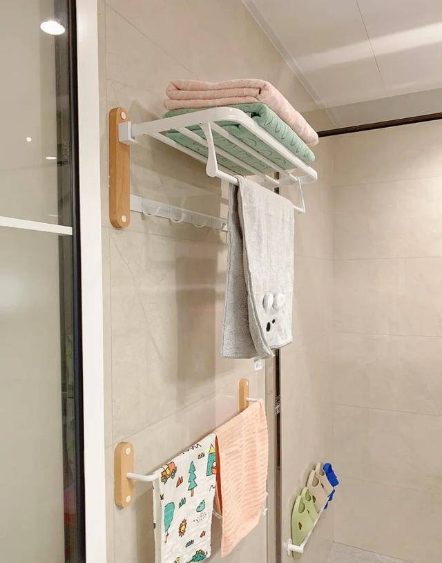 小结:家里挂毛巾的时候,一定要尽量避开卫生间,厨房,脸盆这些不宜挂