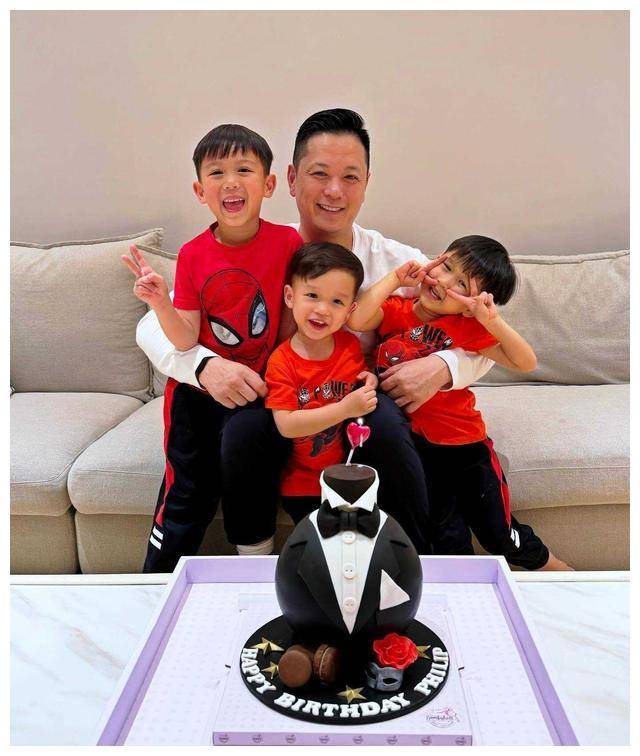 胡杏儿怀抱三儿子献吻富豪老公,幸福家庭庆生